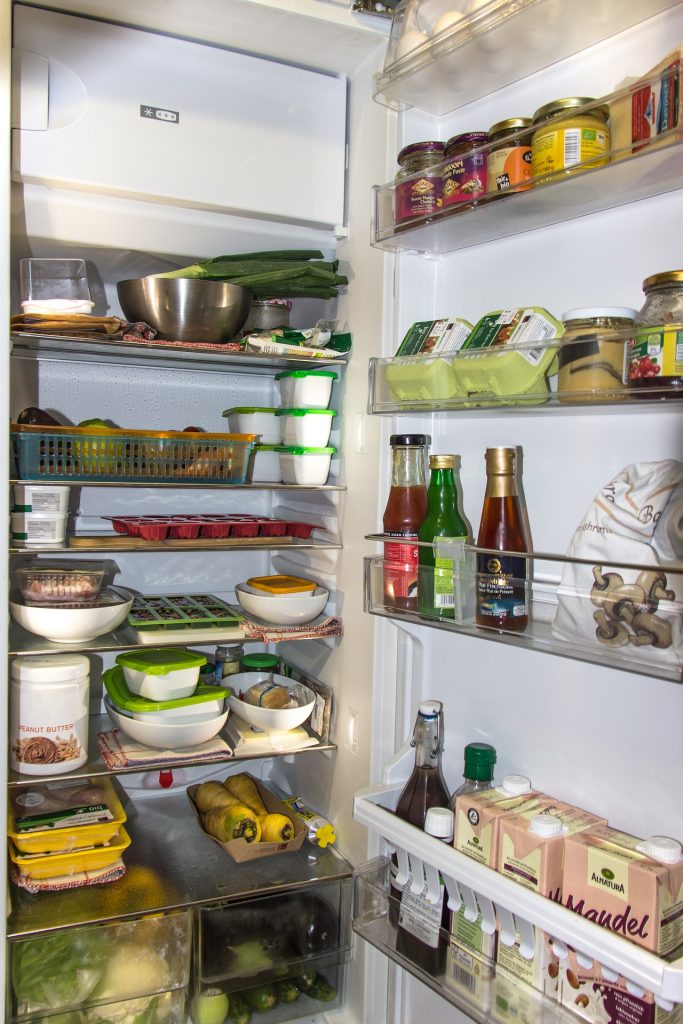 Offener mit Lebensmitteln gefüllter Kühlschrank.