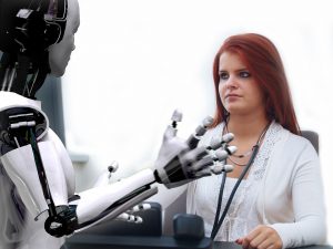 Frau guckt einen Roboter an
