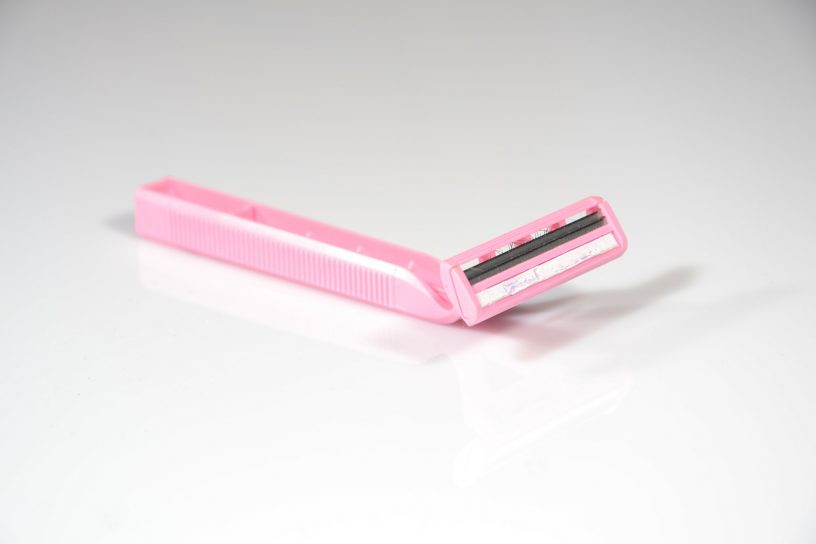Ein Einwegrasierer in pink